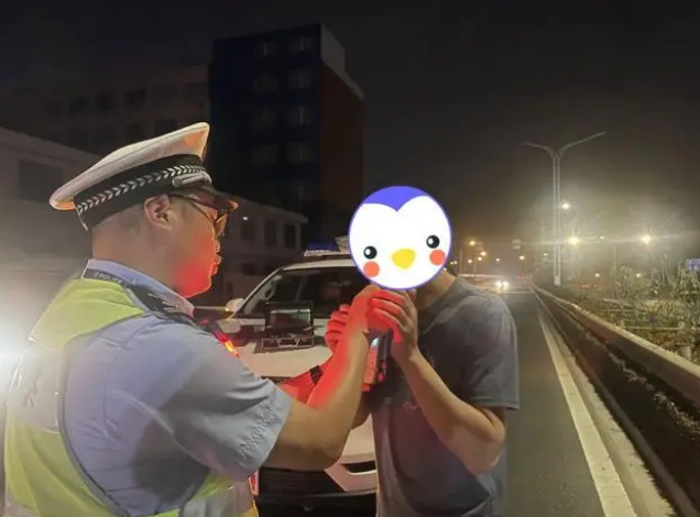 吃完兩顆“楊梅”開車，臺(tái)州一男子攤上事了！交警一查還有大問題！