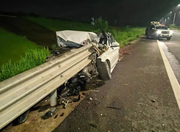 酒駕后別簽字，有用嗎？深夜，車頭“劈”成兩半！人不報警，車報了警......